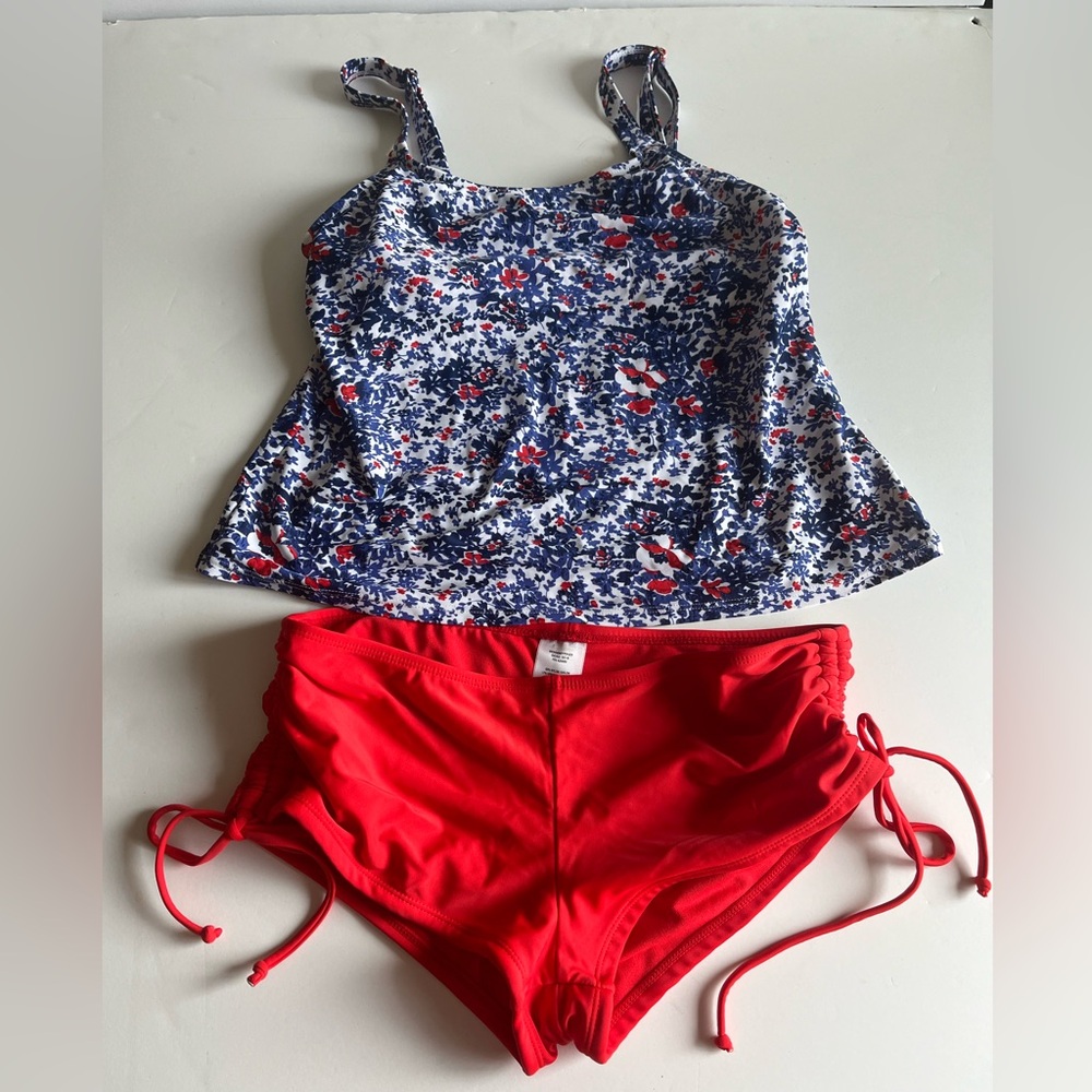 very cute two pieces swim set in excellent condition